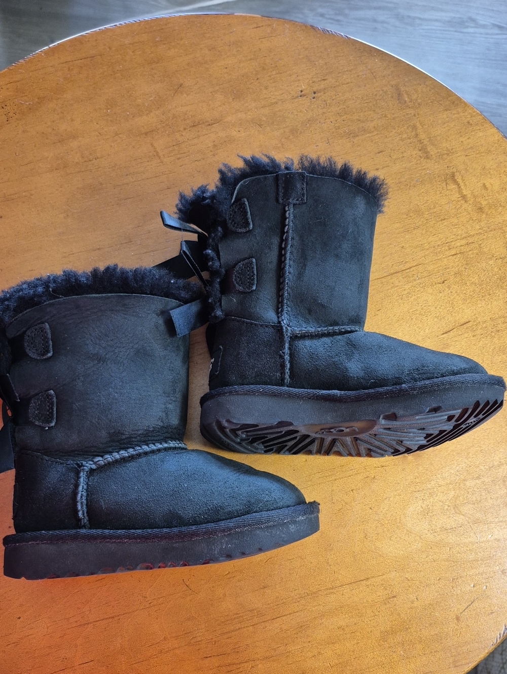 UGG Bailey Bow II Kids Black Suede Faux-Shearling Bow Back Boots. Size 7